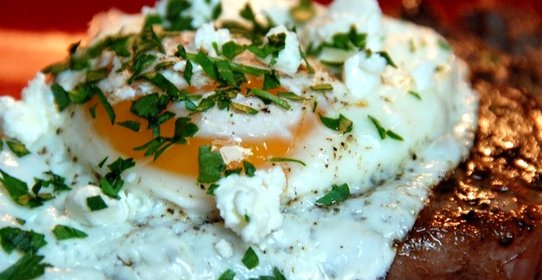 Антрекот с яйцом