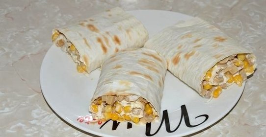 Рулет из лаваша с шампиньонами и кукурузой