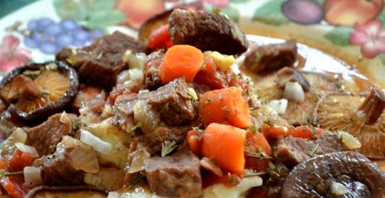 Говядина кусочками на сковороде