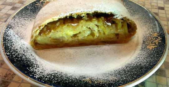 Штрудель с яблоками и корицей