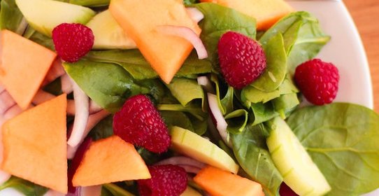 Салат с дыней, огурцом и малиной