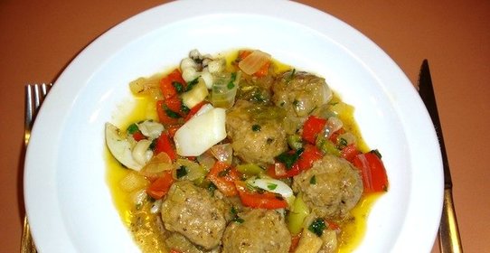 Тефтели, тушенные с овощами