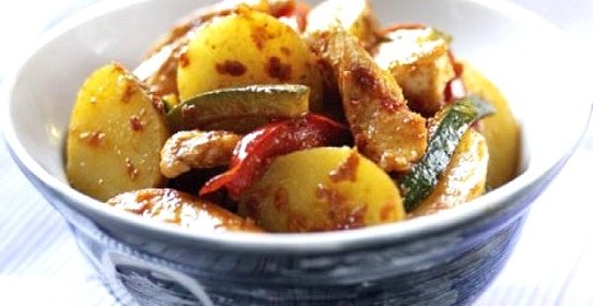 Картошка со свининой на сковороде