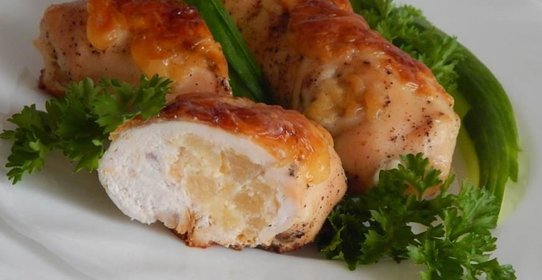 Куриные рулетики с ананасами под сырной шубкой