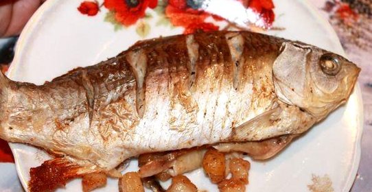 Карась запеченный с салом