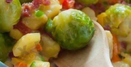 Брюссельская капуста тушеная с беконом