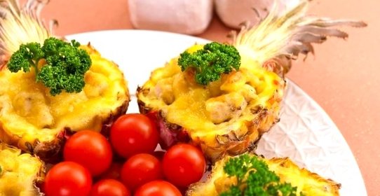 Курица в ананасе
