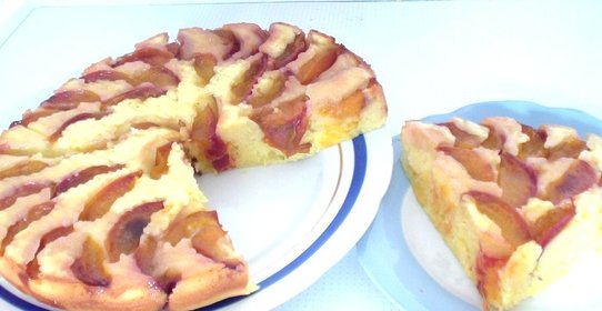 Перевернутый пирог со сливами