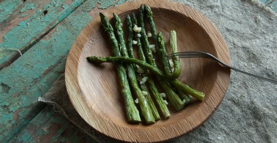 Запеченная спаржа с чесноком