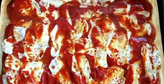 Пицца с моцареллой и томатным соусом