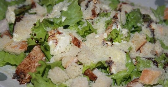 Салат с крутонами, курицей и пармезаном