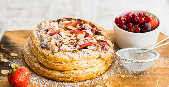 Слоеный пирог с клубникой