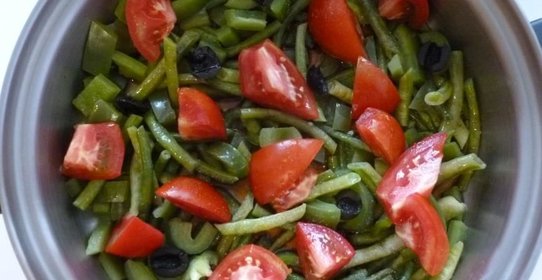 Фасоль стручковая с помидорами и маслинами в соевом соусе