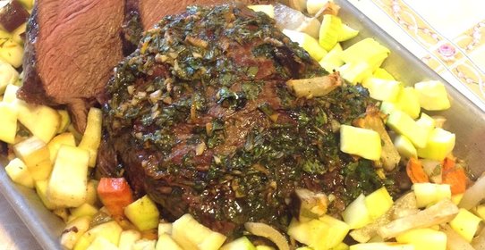 Запеченая говядина с лимонно-травяной корочкой и овощами