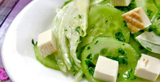 Салат из огурцов, фенхеля и копченой рикотты