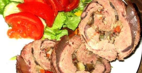 Мясной рулет, фаршированный овощами