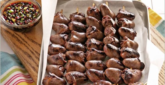 Шашлычки из утиных сердечек на сковороде, с остро-сладким соусом