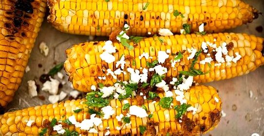 Жареная на гриле кукуруза с беконом и сыром