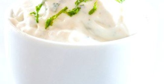 Салатная заправка с йогуртом, тахини и лимоном