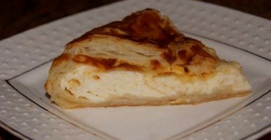 Сырный пирог из слоеного теста