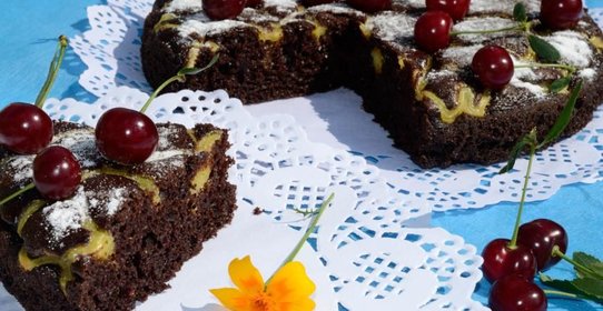 Шоколадно-вишневый пирог