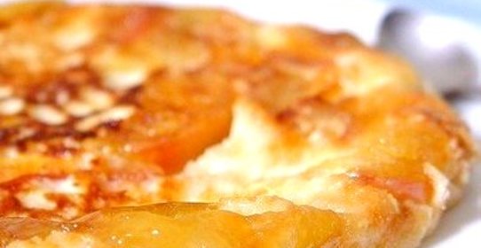 Омлет из творога с карамельными яблоками