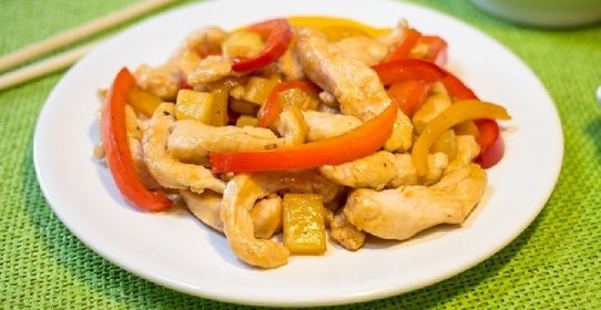 Курица со сладким перцем и ананасом