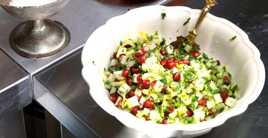 Салат из зеленого сельдерея, петрушки и граната