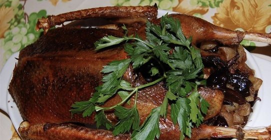 Гусь с черносливом