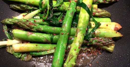 Спаржа с зеленым луком на гриле