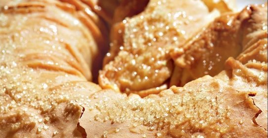 Штрудель со сливами и карамелью