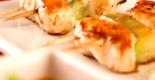 Куриные шашлыки с пюре из батата и с пюре из зеленого горошка и мяты