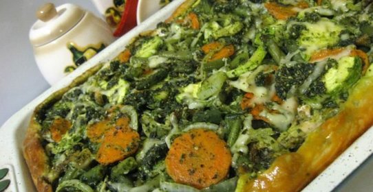 Пирог с овощами, куриными крылышками и песто