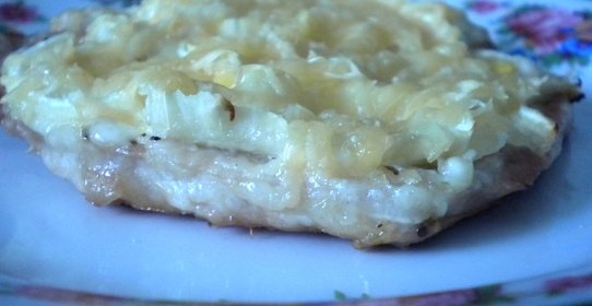 Свинина, запеченная с луком и сыром