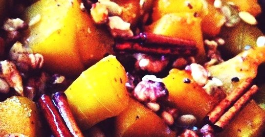 Тыква с пряностями и орехами