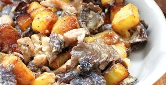 Жаренный картофель с грибами в сливках