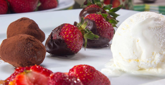 Клубника и шоколад с мороженым