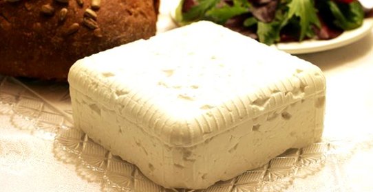 Салат с травами и теплым козьим сыром