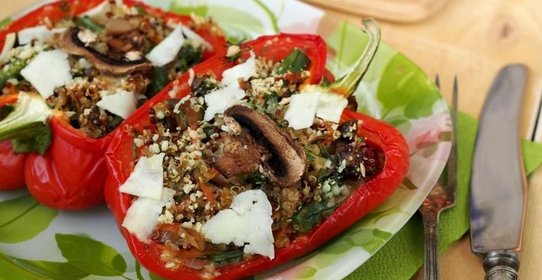 Болгарский перец, фаршированный грибами, овощами и киноа