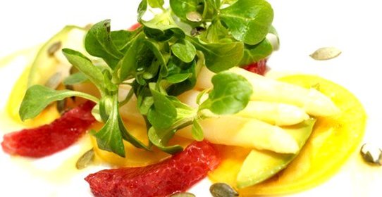 Салат со спаржей и авокадо