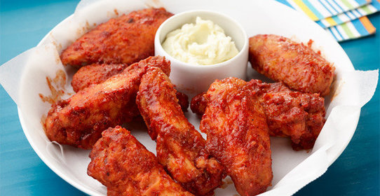 Куриные крылышки барбекю с маслом из голубого сыра