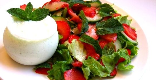 Салат с клубникой и огурцами