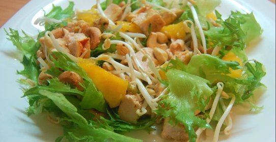 Салат с курицей, манго и кешью