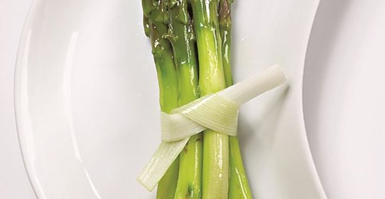 Отварная спаржа