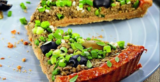 Пирог с зеленым луком и тапенадом