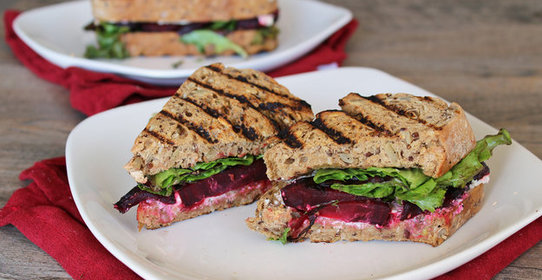 Бургер со свеклой, шпинатом и козьим сыром