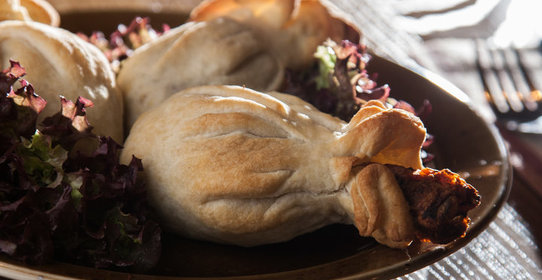 Куриные голени с аджикой в слоеном тесте