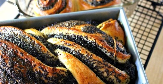 Рулет с маком из дрожжевого теста