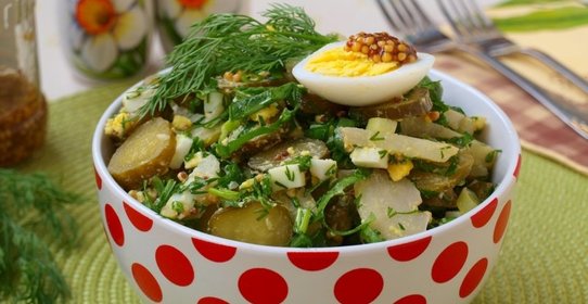 Картофельный салат со щавелем и маринованными огурцами