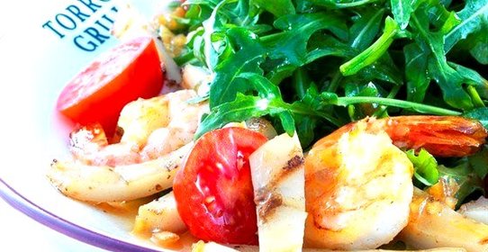 Салат с морепродуктами гриль и рукколой